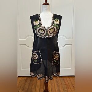 One of a Kind Traditional Oaxaca Apron  with pockets and flower Embroidery. M/L